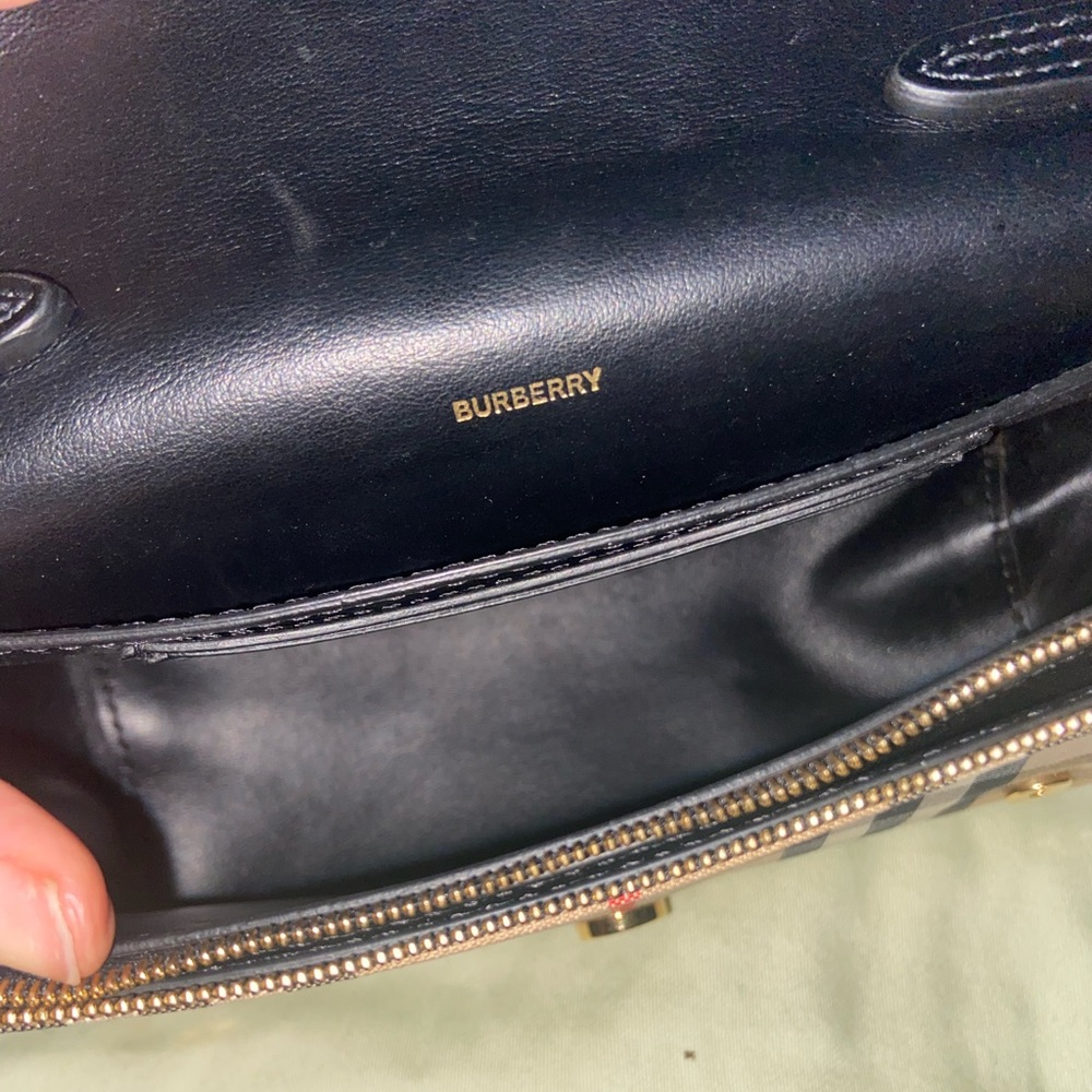 Womens crossbody Burberry bag comes with original packaging - Picture 2 of 8